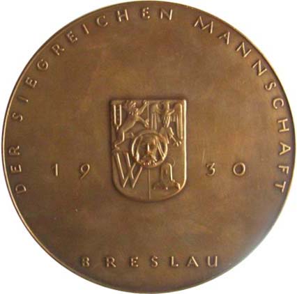 Datei:1930-Kampfspiele-Siegreiche Mannschaft-bronze-v.jpg