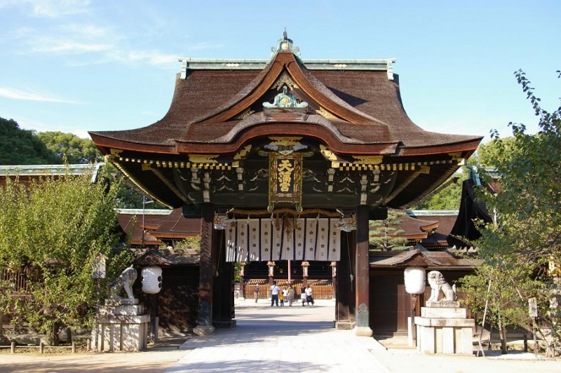 Datei:Eingangstor Kitano.JPG