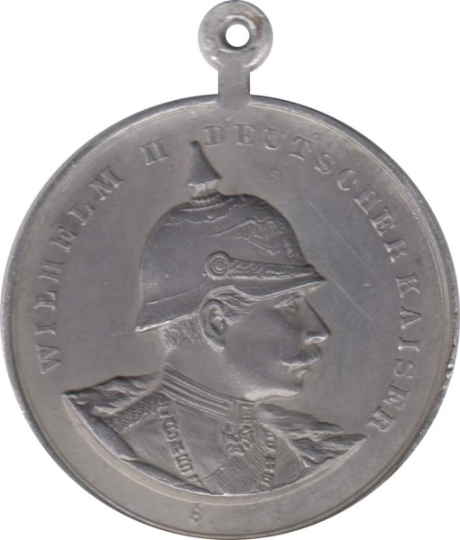 Datei:1896-KM----mit Helm-33,5-mm-v.jpg